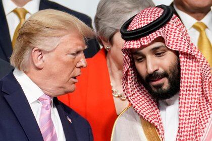 El entonces presidente Donald Trump y el príncipe saudí Mohammed bin Salman durante una reunión del G20 en Osaka, Japón, June 28, 2019.  REUTERS/Kevin Lamarque/File Photo