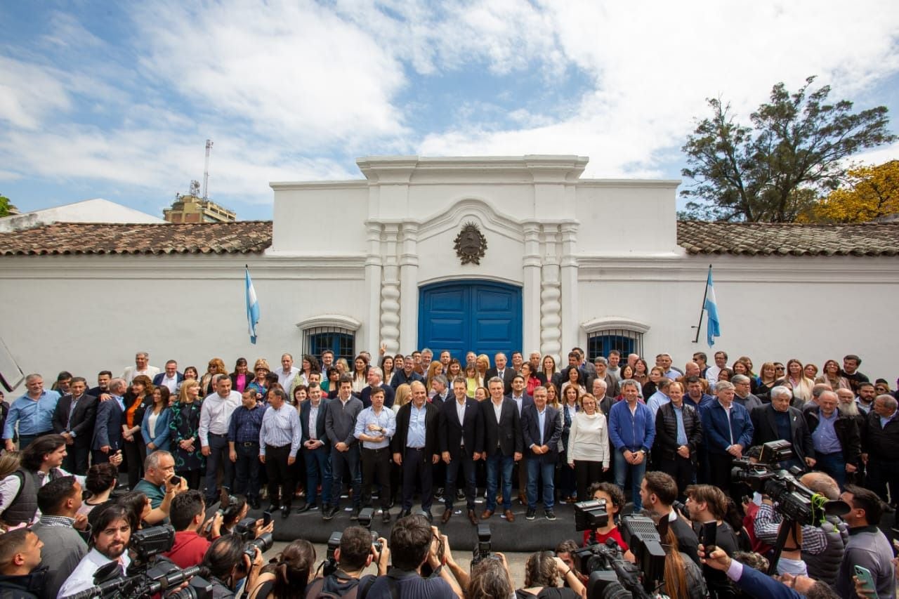 Casa Histórica. Desde la izquierda, con camisa azul los gobernadores Oscar Herrera Ahuad (Misiones), Ricardo Quintela (La Rioja), Gerardo Zamora (Santiago del Estero), el ministro Wado De Pedro, Axel Kicillof (Buenos Aires), Juan Manzur (Tucumán), la fórmula de Unión por la Patria, Sergio Massa y Agustín Rossi, Raúl Jalil (Catamarca), Alicia Kirchner (Santa Cruz), Sergio Uñac (San Juan), Gustavo Bordet (Entre Ríos), Sergio Ziliotto (La Pampa), Julio Piumato (gremio Judiciales), Hugo Yasky (CTA), entre otros.