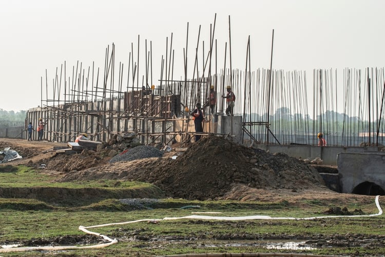 Un muro en construcción en la nueva central eléctrica de Adani, cerca de Godda. (Saumya Khandelwal/The New York Times)