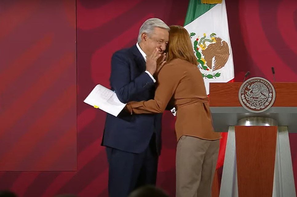 AMLO_tatiana_clouthier_abrazo_palacio