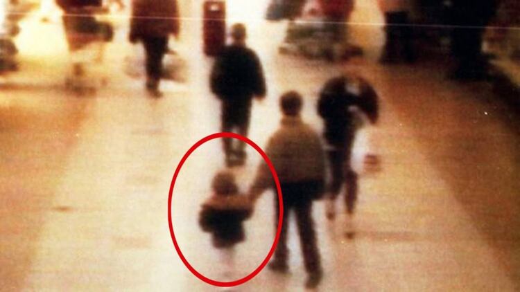 Las imágenes de las cámaras de seguridad muestran a Thomson y a Venables llevándose al pequeño James del shopping tomándolo de la mano. Luego llegarían la tortura y el brutal crimen