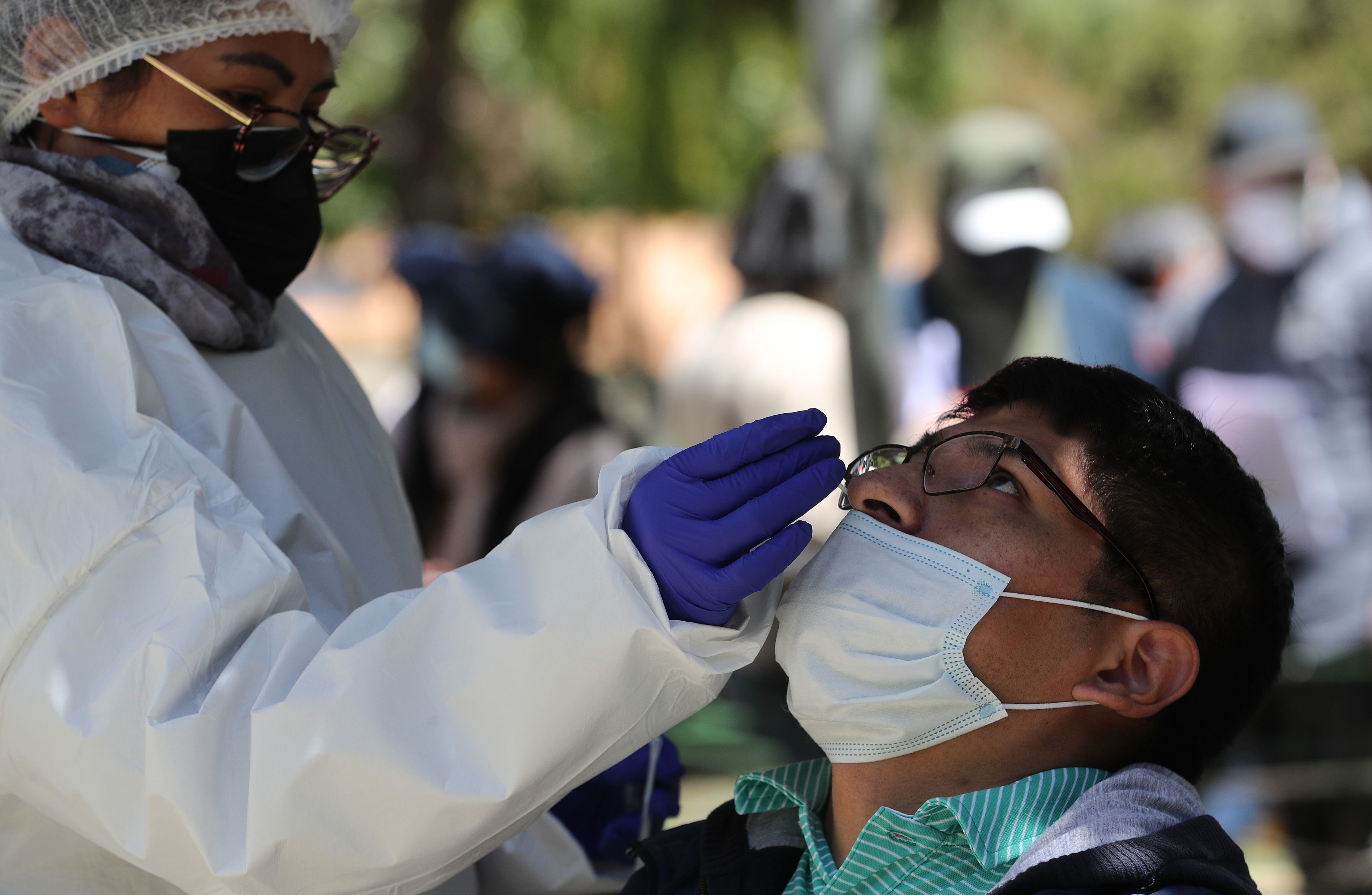 Funcionarios de la Salud realizan la prueba PCR (Bolivia). Foto de archivo.EFE/ Martín Alipaz

