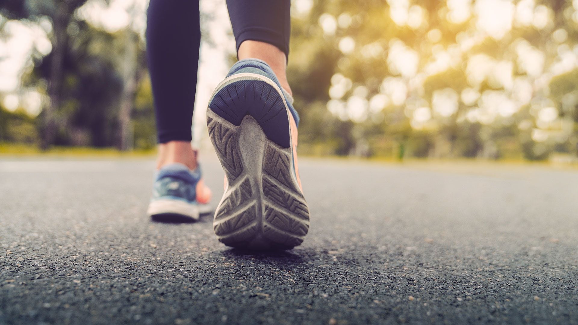 Para que la caminata habitual se convierta en un ejercicio que mejore el estado físico, debe adoptarse una buena postura y movimientos cuidados, según expertos de Mayo Clinic (Getty)
