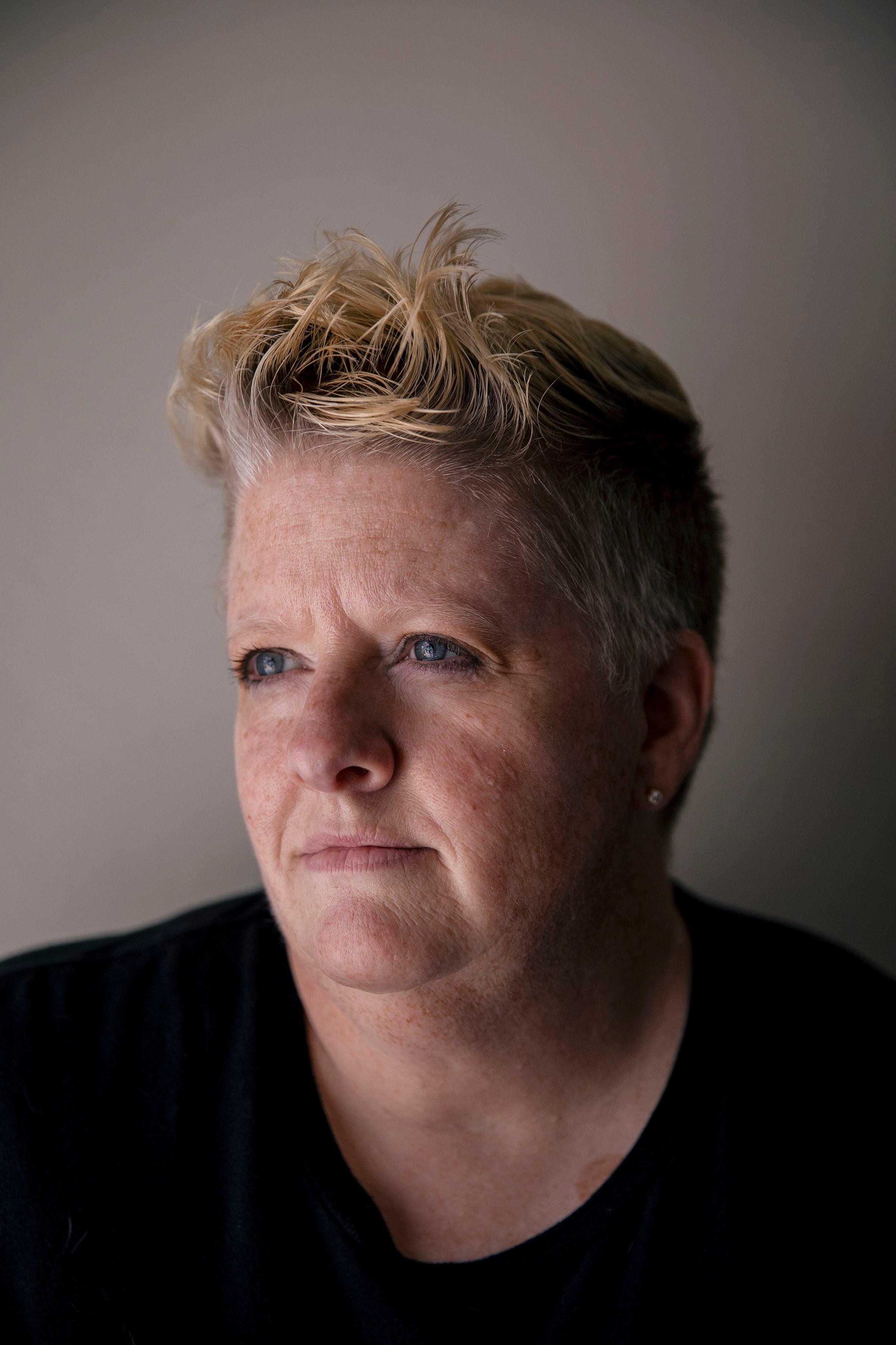 Jenn Budd, una ex agente de la Patrulla Fronteriza que dice que fue golpeada y agredida sexualmente por un compañero de clase en la Academia de la Patrulla Fronteriza en Georgia, en su casa de San Diego (Kendrick Brinson / The New York Times)