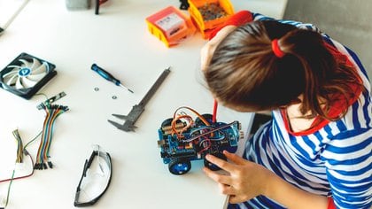 Los proyectos que han llevado talleres de robótica y mecánica a escuelas y fundaciones en los últimos años son de ámbito nacional