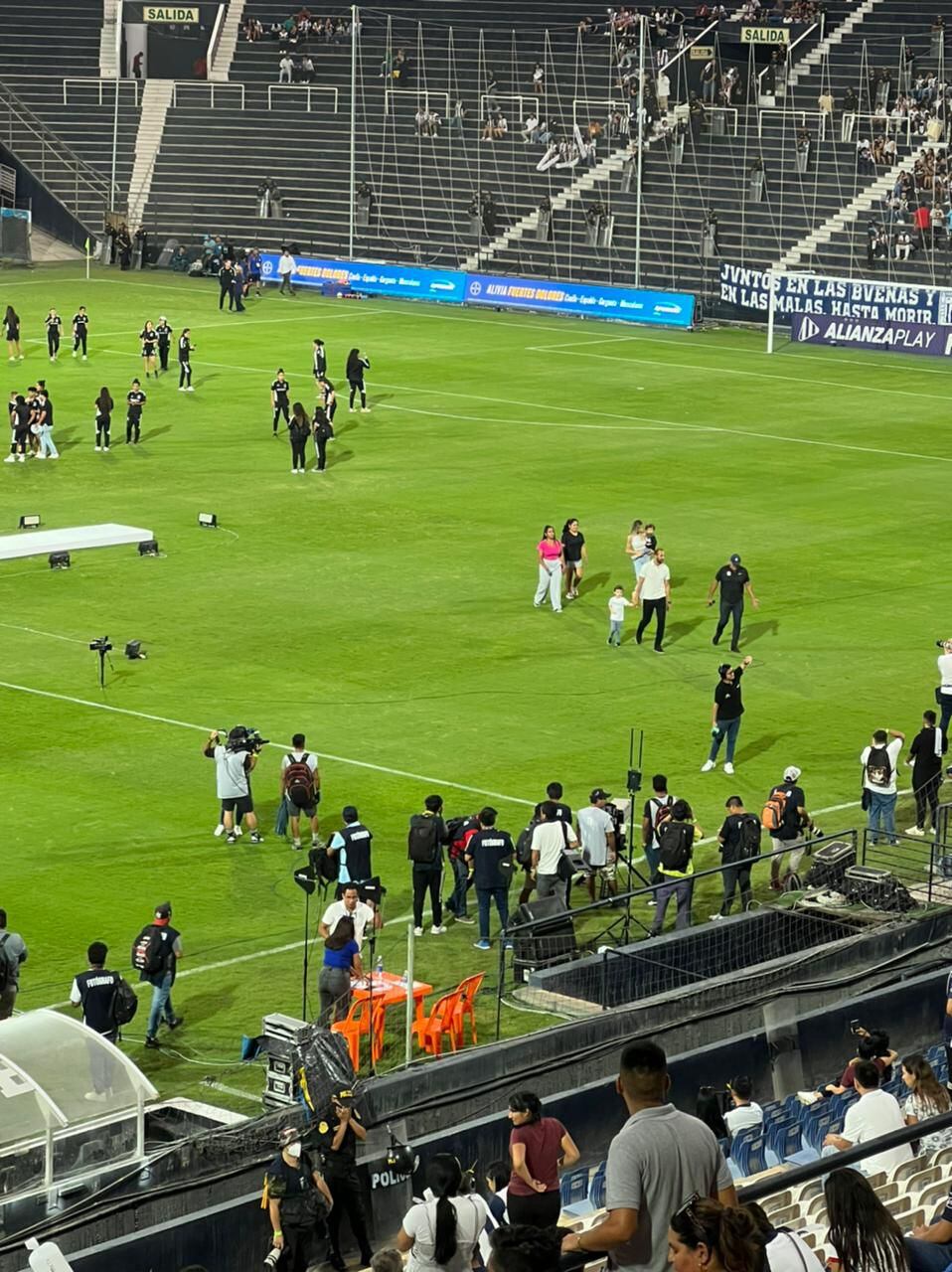 Hernán Barcos en el campo de juego, saluda a las futbolistas de Alianza Lima