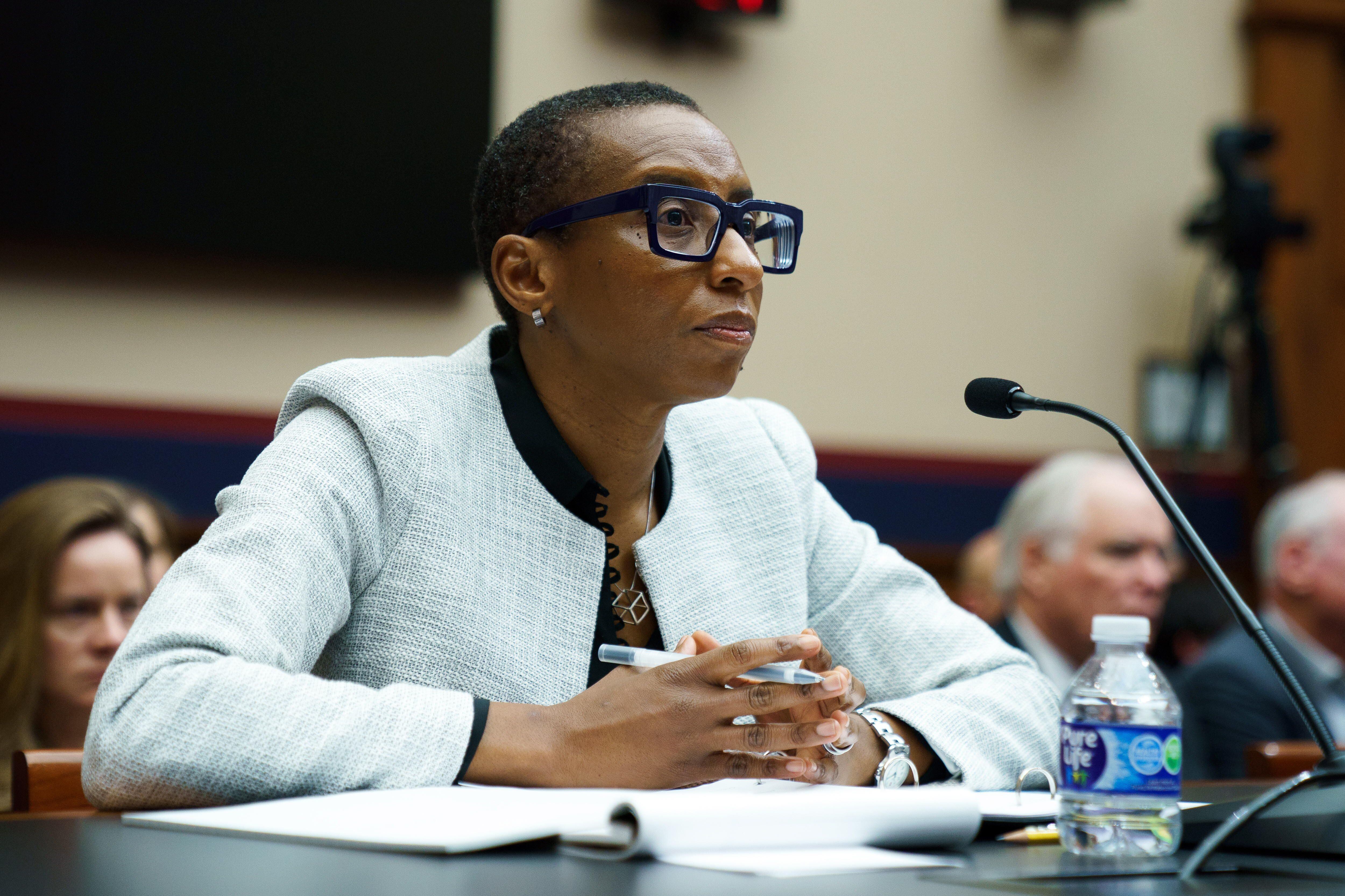 La dimisión de la presidenta de Harvard, Claudine Gay, se produjo tras acusaciones de plagio y críticas por la pérdida de un importante caso ante la Corte Suprema sobre políticas de admisión basadas en la raza. (EFE/EPA/Will Oliver)