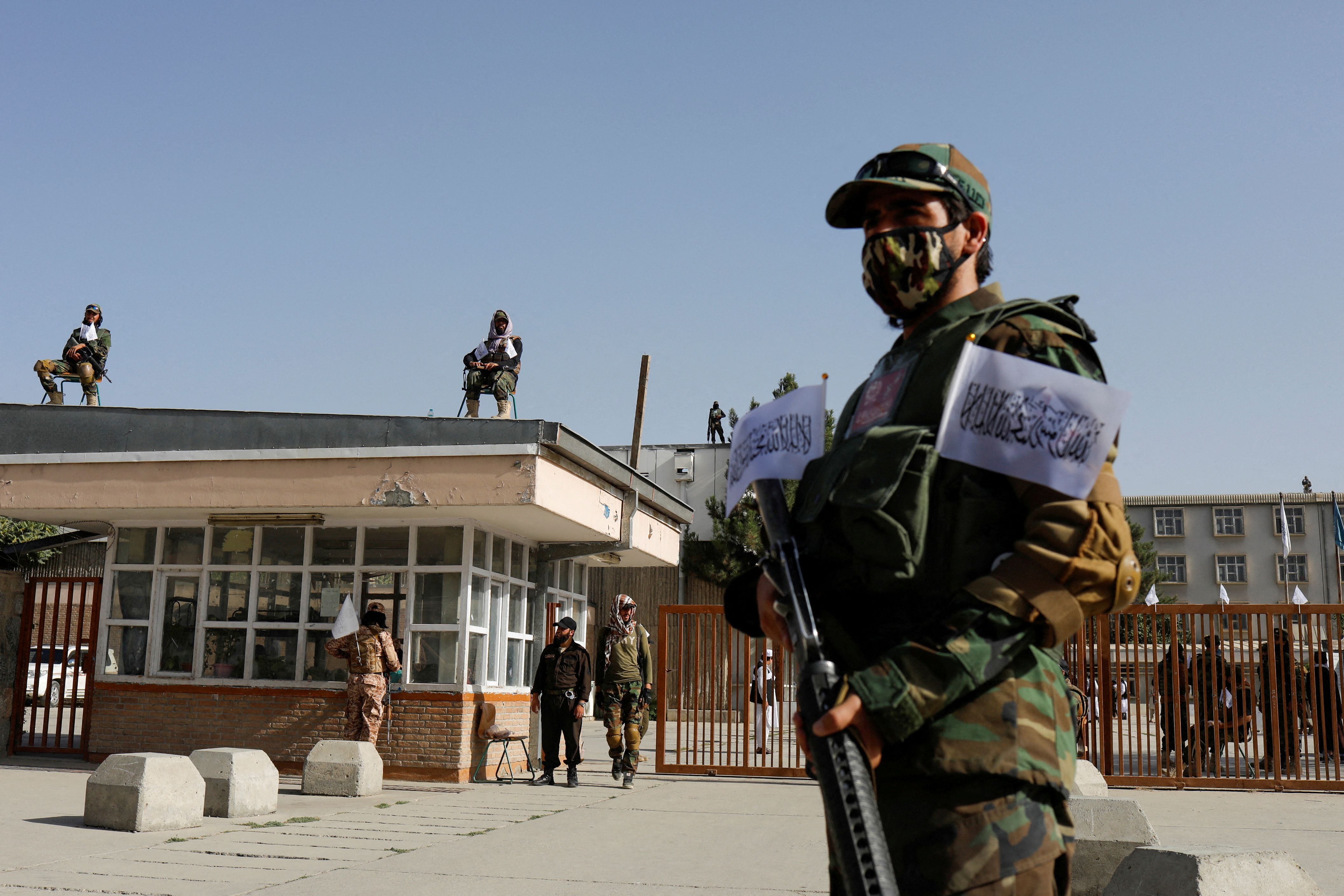 Soldados talibanes montan guardia en la ceremonia del segundo aniversario de la toma de Kabul por los talibanes en Kabul, Afganistán, 15 de agosto de 2023. REUTERS/Ali Khara/Archivo