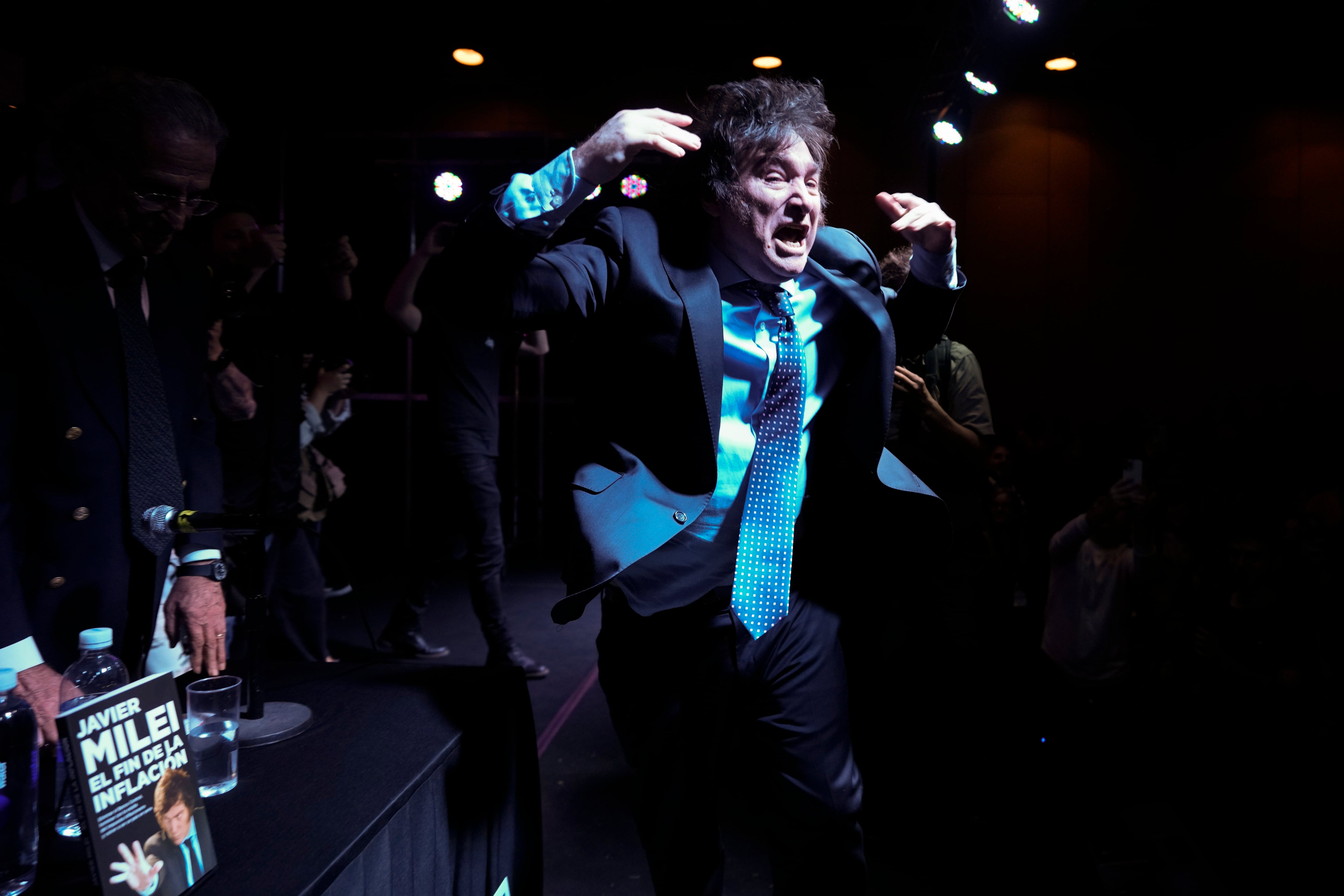 El candidato a la presidencia de Argentina Javier Milei llega a la presentación de su libro "El fin de la inflación", en la feria del libro de Buenos Aires, Argentina, el 14 de mayo de 2023. (AP Foto/Natacha Pisarenko)