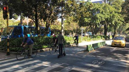 Ciclistas se desplazan a su trabajo durante el "día sin carro" en Bogotá, Colombia. 6 de febrero, 2020. REUTERS/Oliver Griffin