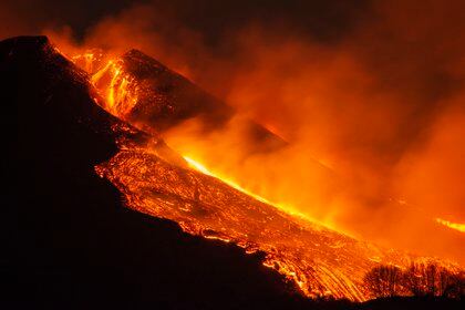 La explosión comenzó antes de la medianoche del lunes por la noche, provocando una enorme columna de erupción que se elevó varios kilómetros desde la cima del Etna. (AP /Salvatore Allegra)