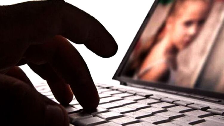La policía investigaba al sujeto por pornografía infantil, pero todavía no se ha determinado si forzó al niño a quedarse con él