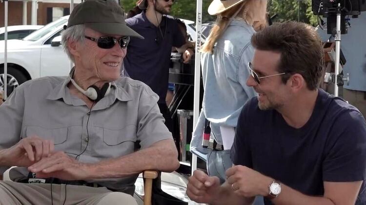 Eastwood, detrás de cámaras, dialoga con Bradley Cooper