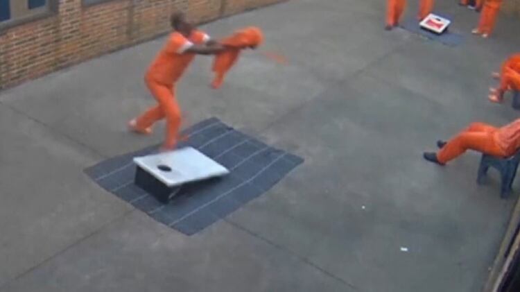  El preso beneficiado con el contrabando mira fijamente al cielo en espera del dron que transporta droga y un equipo telefónico. (Foto: captura de pantalla)