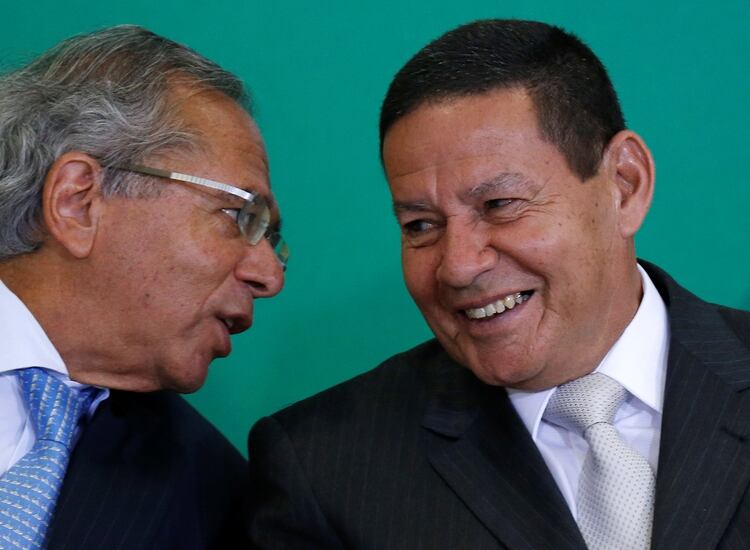 El ministro de economía Paulo Guedes y el vicepresidente Hamilton Mourao (REUTERS/Adriano Machado)