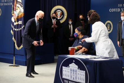 El presidente Joe Biden participa de una vacunación a personal escencial. REUTERS/Jonathan Ernst