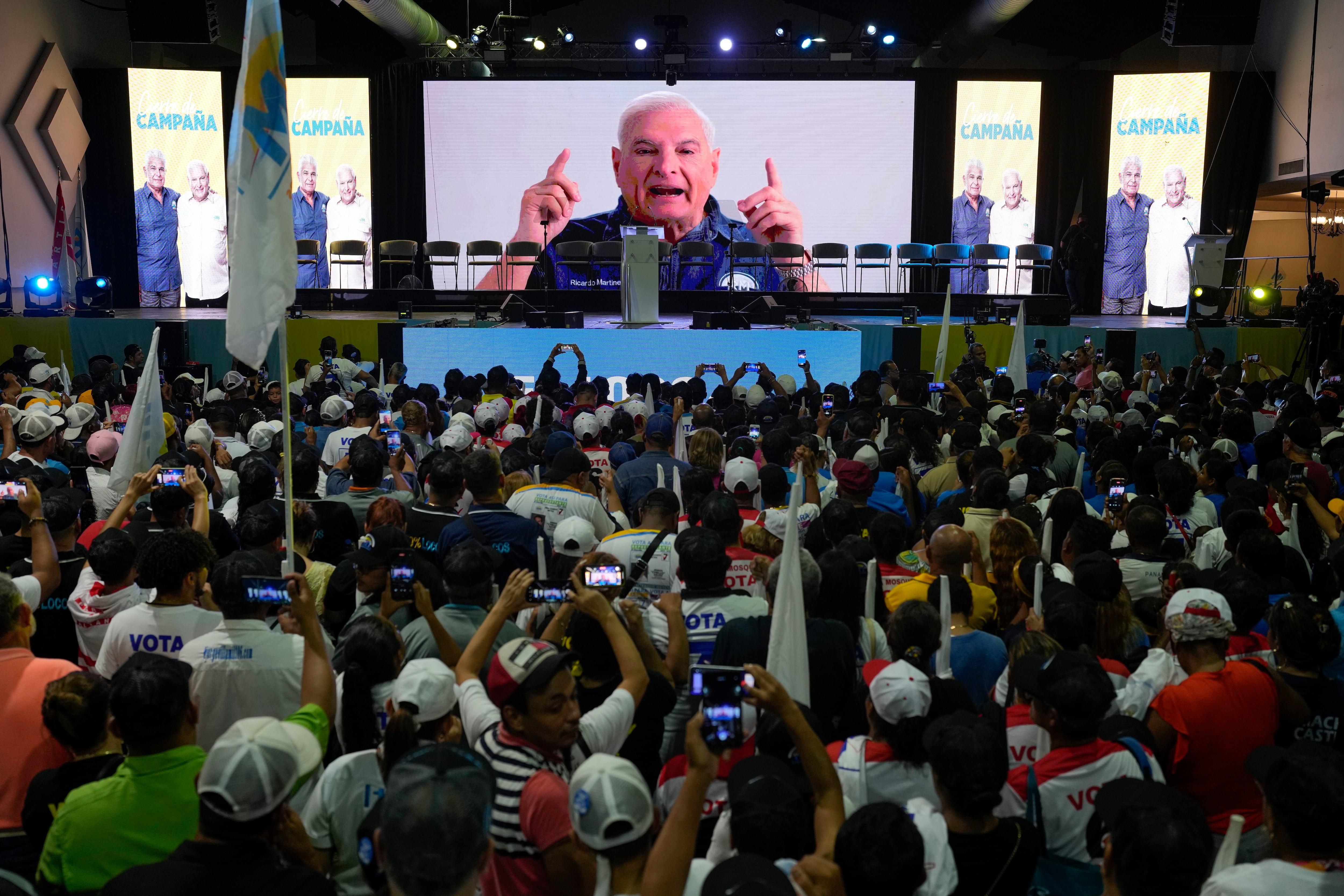 El ex mandatario Ricardo Martinelli envió un mensaje en video a los partidarios de Mulino durante un acto de clausura de campaña en la Ciudad de Panamá el domingo 28 de abril de 2024 (Foto AP/Matías Delacroix)