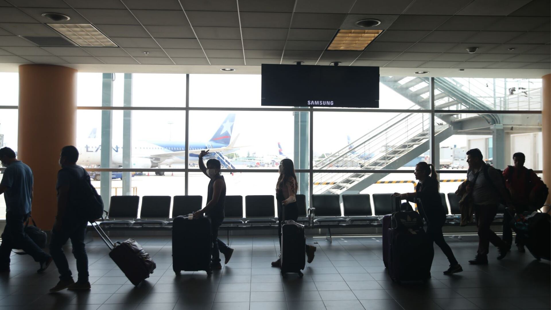 Peruanos varados en otros países preocupados por cierre de aeropuerto Jorge Chávez