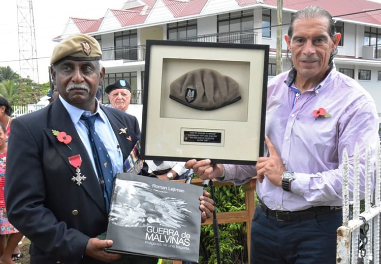 Roy Fonseka y Francisco Altamirano se reencontraron y se abrazaron fraternalmente 35 años después de la guerra en las islas Seychelles, en el Índico.  Roy le regaló una de las boinas del SAS y Francisco un libro con las fotos de Malvinas.
