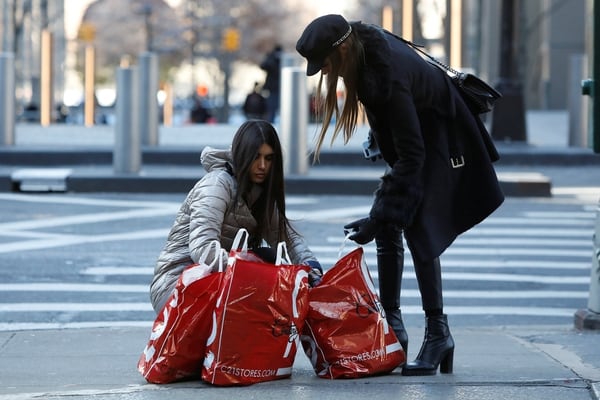 Las compradoras apenas si podían con los artículos (Foto: Reuters)