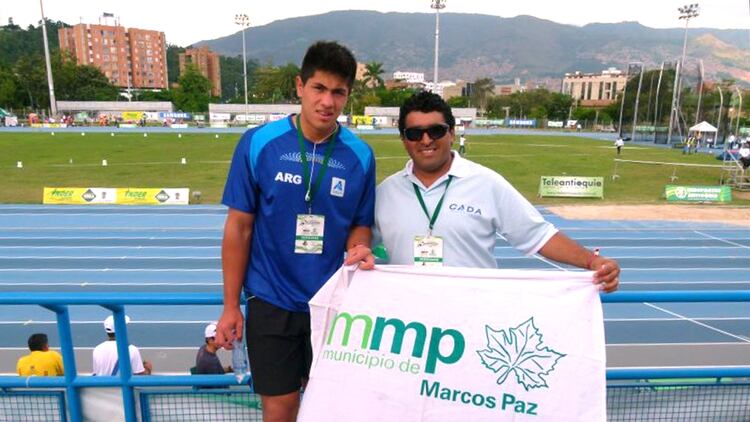 Toledo junto a Gustavo Osorio, su entrenador que lo crió y lo guió en sus inicios en el atletismo (@braiantoledo)