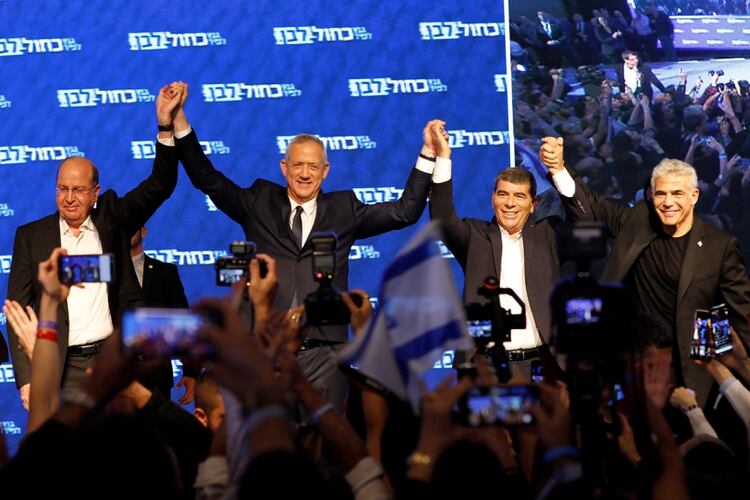 Benny Gantz, líder del partido azul y blanco, con los candidatos de su formación Yair Lapid, Moshe Yaalon y Gaby Ashkenazi (REUTERS/Corinna Kern)