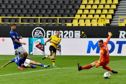 Raphael Guerreiro marcó dos goles en la victoria del Borussia Dortmund sobre el FC Schalke 04 (REUTERS)