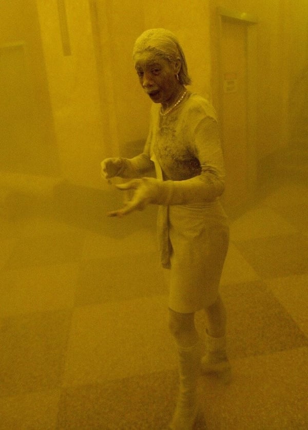Una mujer cubierta de polvo tras la caída de una de las torres del World Trade Center (Stan Honda/Agence France-Presse)