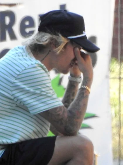 Justin Bieber llorando afuera de la casa de Hailey Baldwin en Brooklyn (Grosby Group)