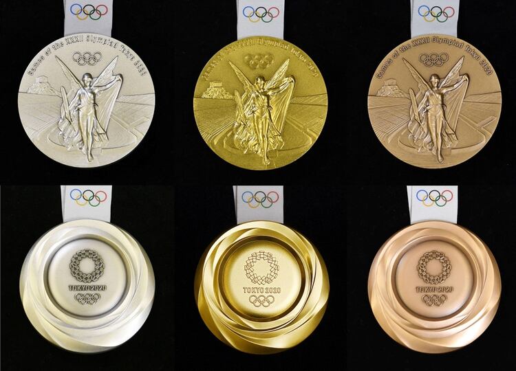 Así lucen las medallas de los Juegos Olímpicos de Tokio 2020 (credit Kyodo/via REUTERS)