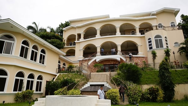 La mansión que se construyó Saca en San Salvador, conocida como “El palacio de la corrupción” (AFP)