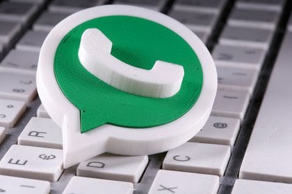 WhatsApp está trabajando en una nueva herramienta para silenciar videos antes de enviarlos (REUTERS/Dado Ruvic/Illustration)