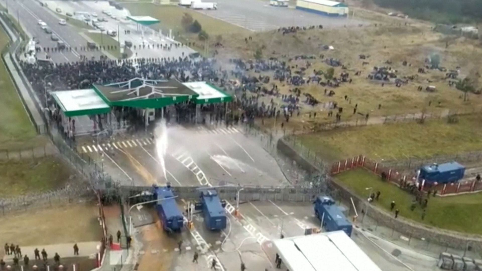 Los militares reprimiendo a los migrantes