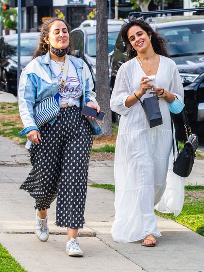 Camila Cabello compartió una tarde de shopping junto a una amiga en Los Ángeles. La cantante lució un vestido largo blanco y una mochila negra