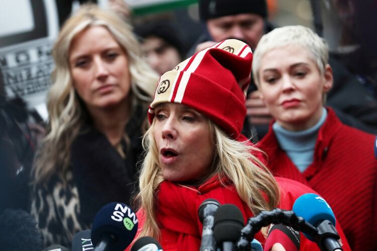 Rosanna Arquette junto a Rose McGowan y Paula Williams en las afueras de la corte de New York donde llevo a cabo el juicio contra Harvey Weinstein (REUTERS)