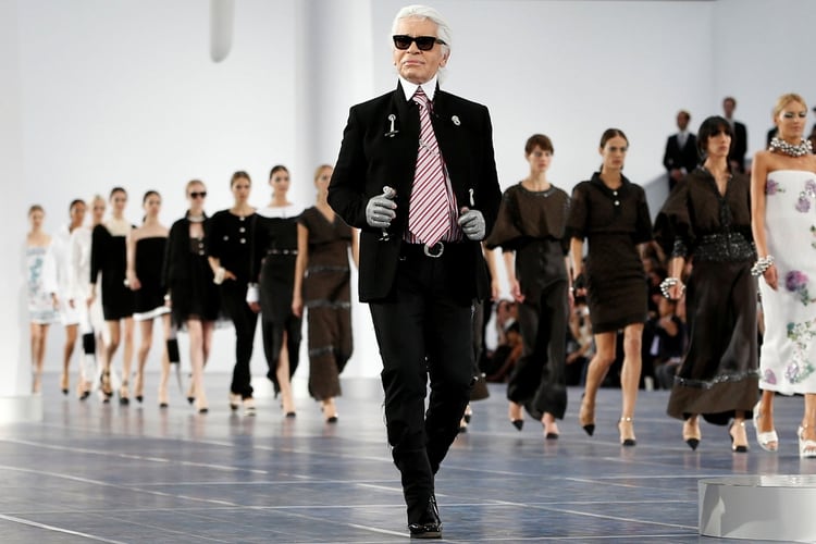Karl Lagerfeld en otro desfile de Chanel en octubre de 2012 en París (Reuters)
