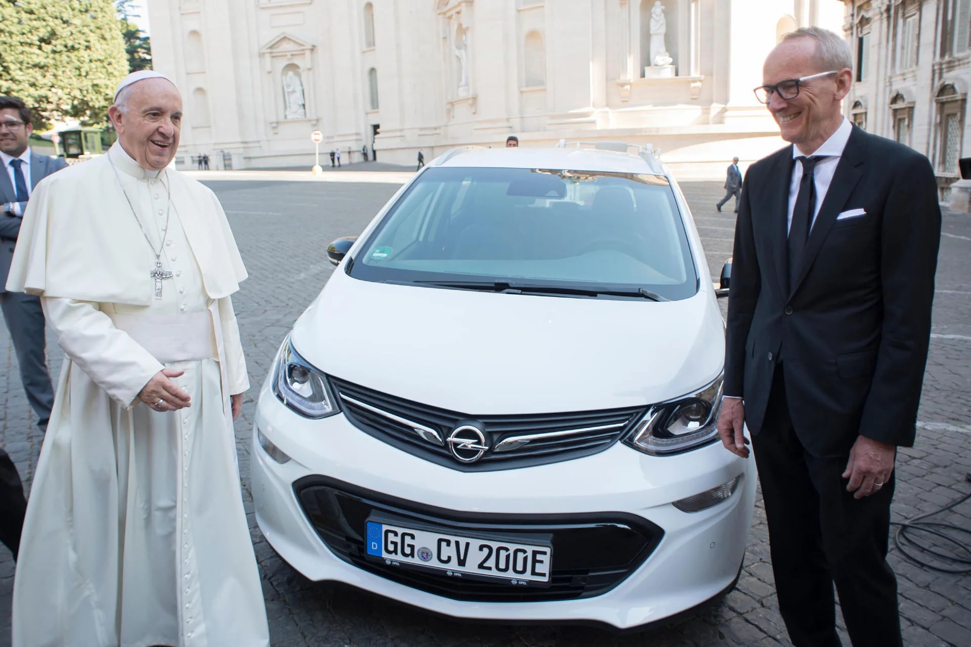Jorge Bergoglio junto a Karl-Thomas Neumann, presidente y consejero delegado de Opel