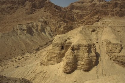 Cueva 4 de Qumran, donde hallaron los Rollos del Mar Muerto dentro de vasijas. 
