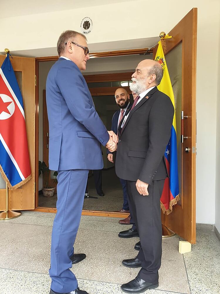 El embajador ruso Macegora y viceministro de relaciones exteriores de Venezuela Molina. (Facebook Embajada Rusa)