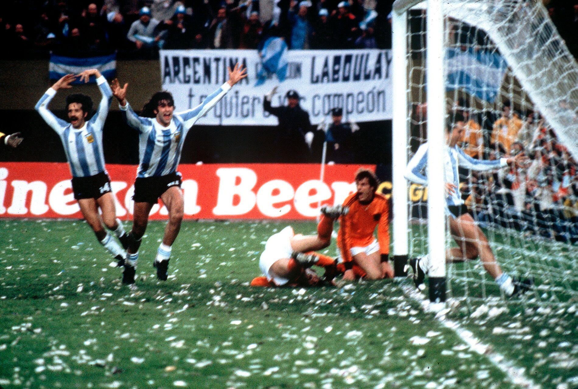 Mario Kempes festeja uno de los goles ante Holanda en la final del Mundial del 78
