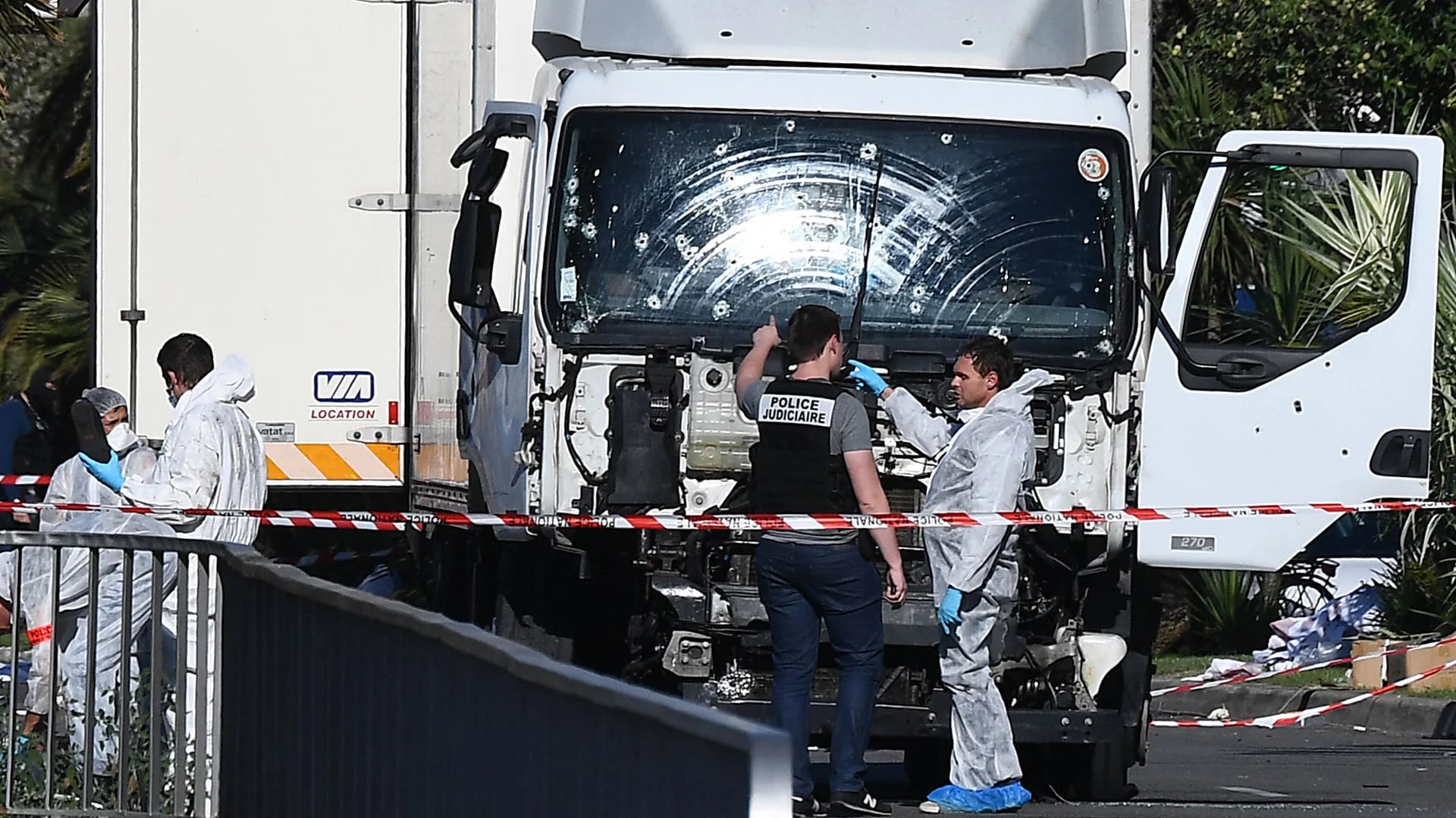 Así quedó el camión con el que Mohamed Bouhlel atropelló y mató a 84 personas en Niza. (AFP)