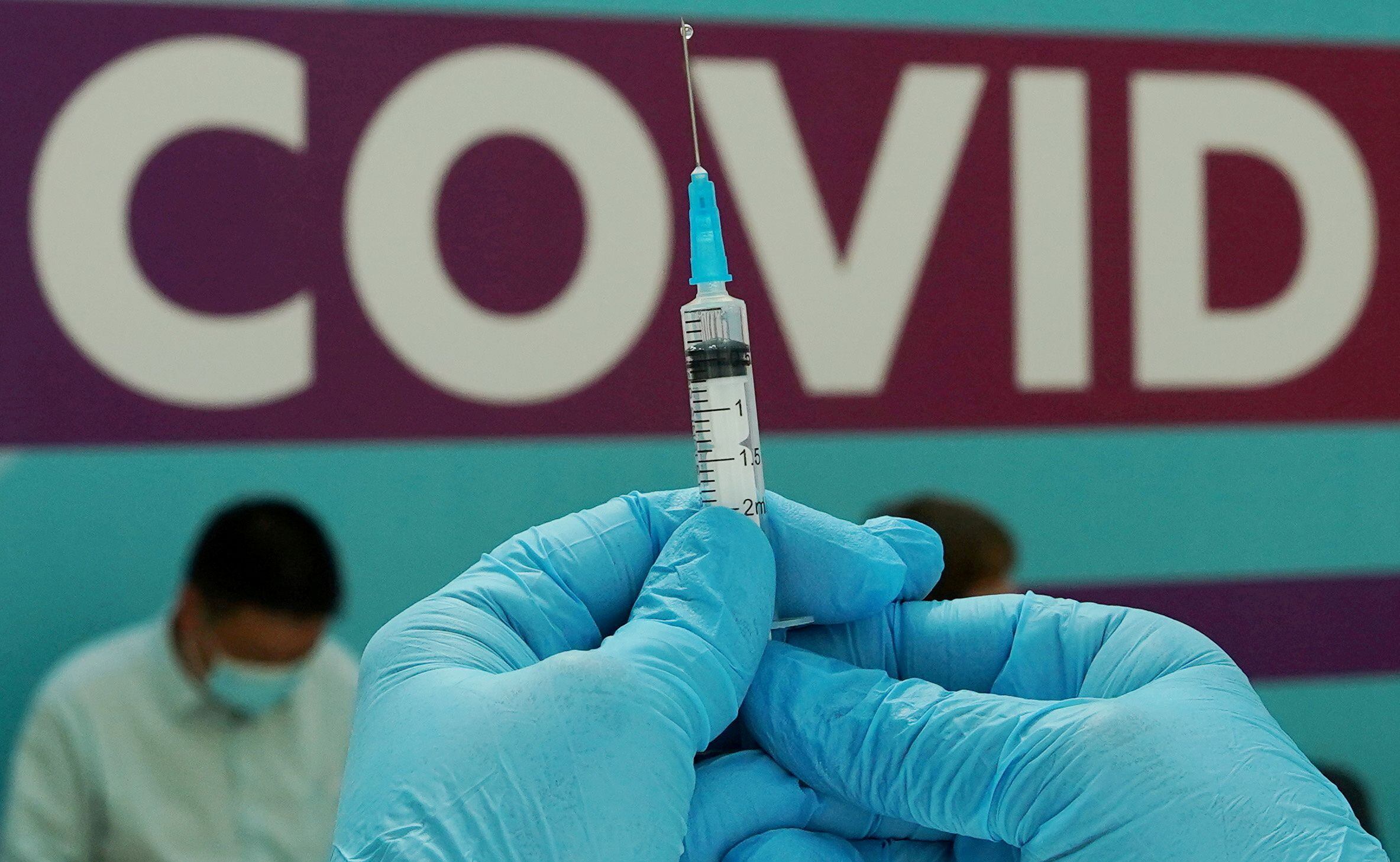 FOTO DE ARCHIVO: Un trabajador sanitario prepara una dosis de la vacuna Sputnik V (Gam-COVID-Vac) contra la enfermedad del coronavirus (COVID-19) en un centro de vacunación en Gostiny Dvor en Moscú, Rusia, el 6 de julio de 2021. REUTERS/Tatyana Makeyeva
