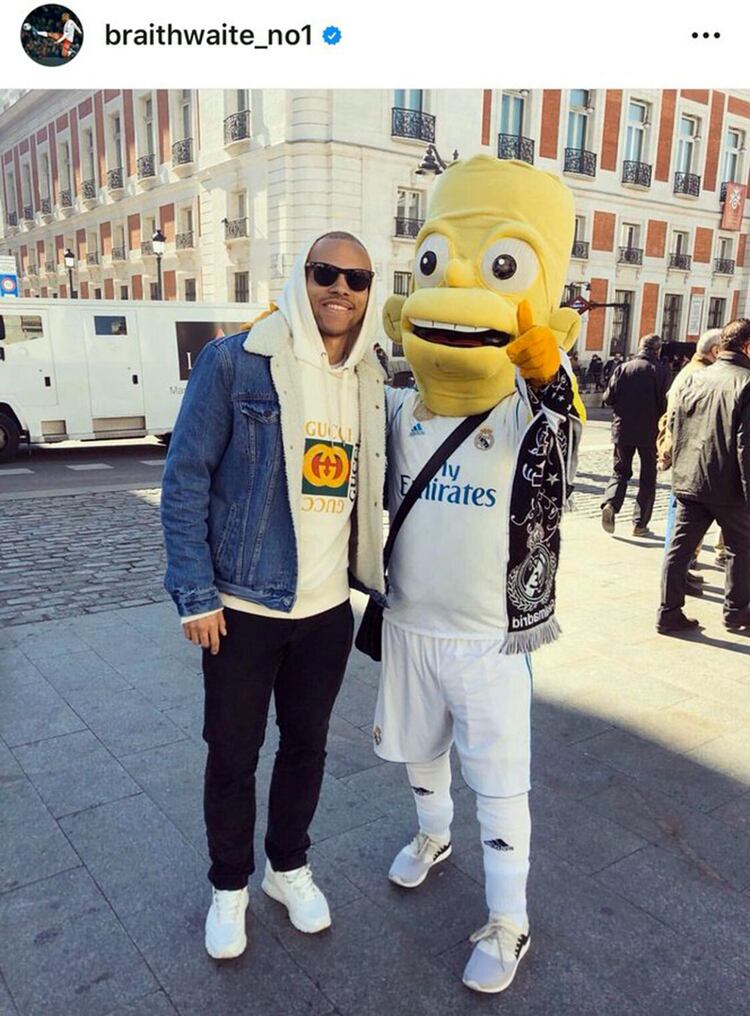 La foto del refuerzo del Barcelona con un muñeco vestido del Real Madrid