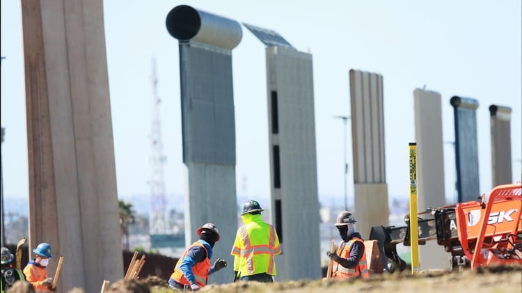 En febrero de 2019, el gobierno Federal de EEUU derribó ocho prototipos de muro en la frontera con México (Foto EFE)
