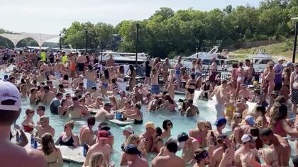 Una multitudinara "pool party" en la playa Osage del Lago de Ozarks, en Missouri, el 23 de mayo pasado

