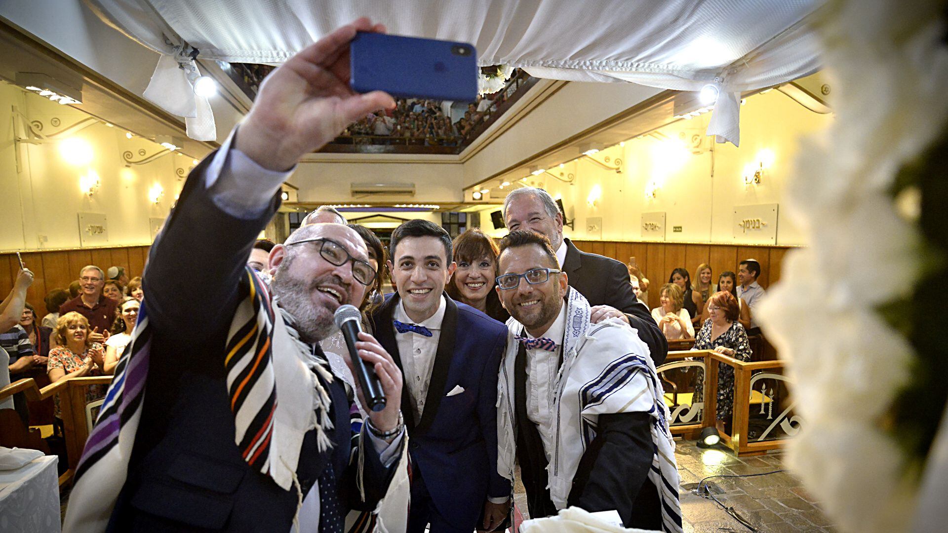 La selfie final del rabino, Carla, Nicolás y uno de los coristas del Templo Dor Jadash de Villa Crespo