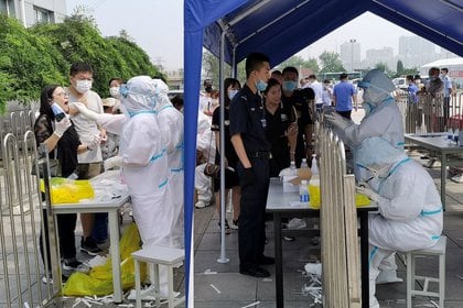 Personas hacen fila en un lugar donde los trabajadores médicos con trajes protectores recogen hisopos para pruebas de ácido nucleico, después de que se confirmaron nuevos casos de COVID-19 en Dalian, provincia de Liaoning, China. 24 de julio de 2020. (China Daily via REUTERS)