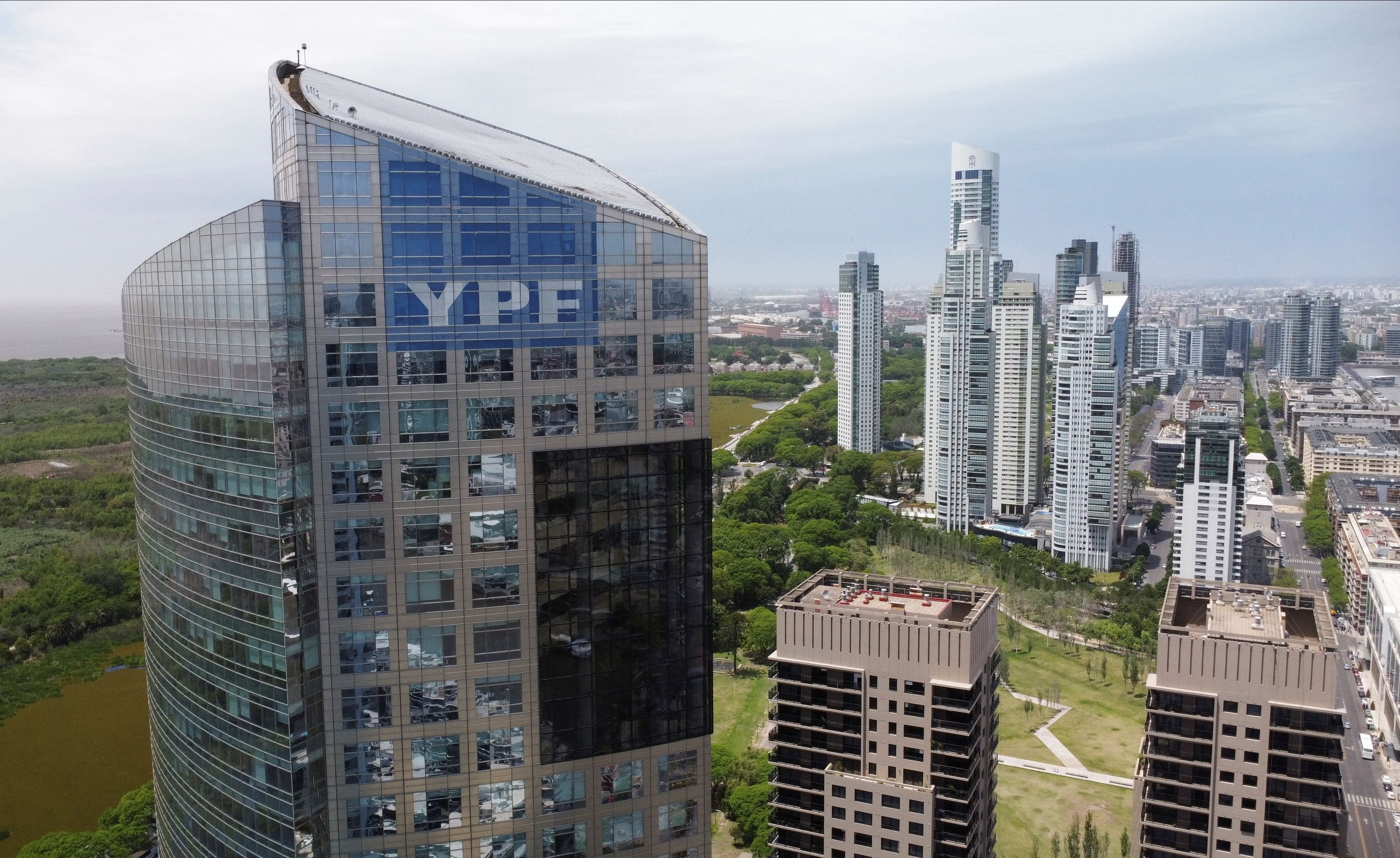 La sede de YPF en Buenos Aires. REUTERS/Agustin Marcarian