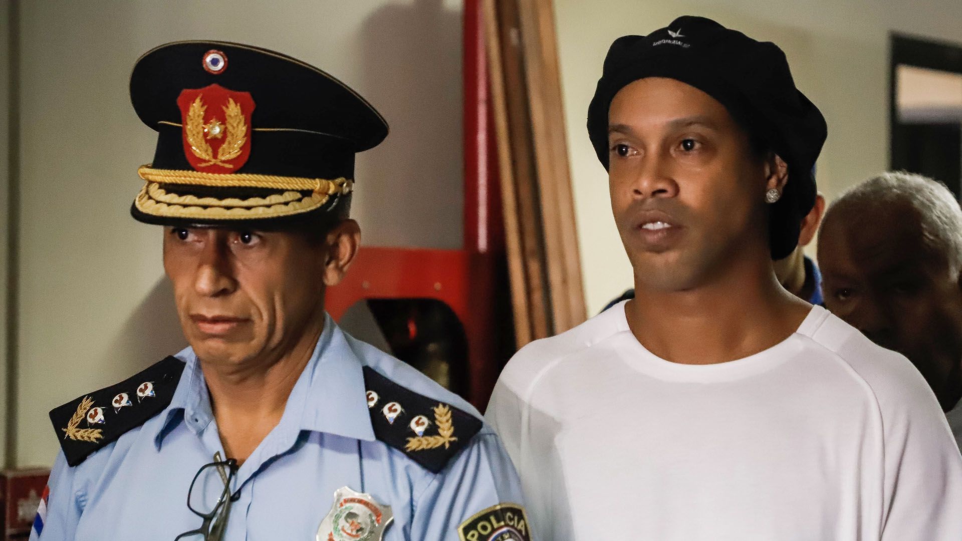 El ex internacional brasileño Ronaldinho Gáucho (d) y su hermano Roberto a su llegada al Palacio de Justicia, para una nueva audiencia de imposición de medidas, tras ser detenidos en causa de los pasaportes falsificados con los que ingresaron en Paraguay el 7 de marzo de 2020