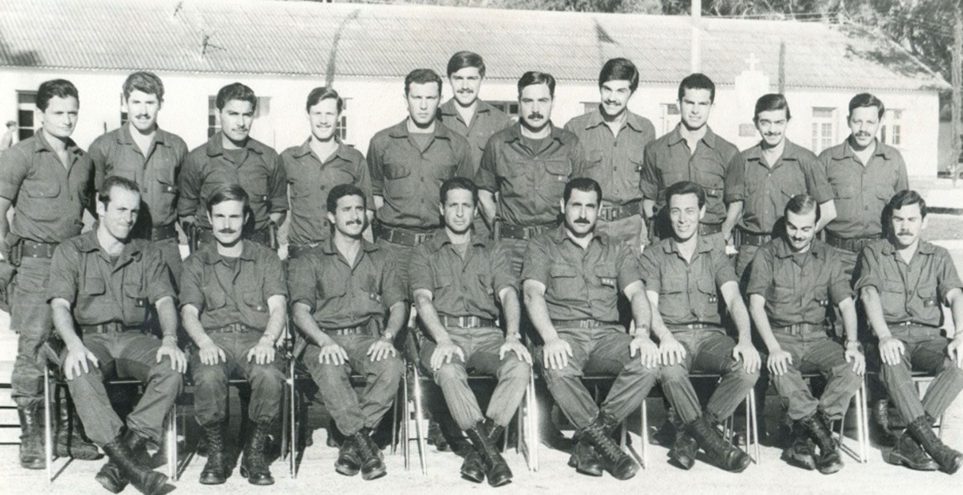 Algunos de los oficiales del Regimiento 4 de Monte Caseros que combatieron en Malvinas. Lautaro Jímenez Corbalán (el tercero de pie, de derecha a izquierda) era subteniente y tenía 20 años